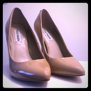 Steve Madden nude patent leather pumps.